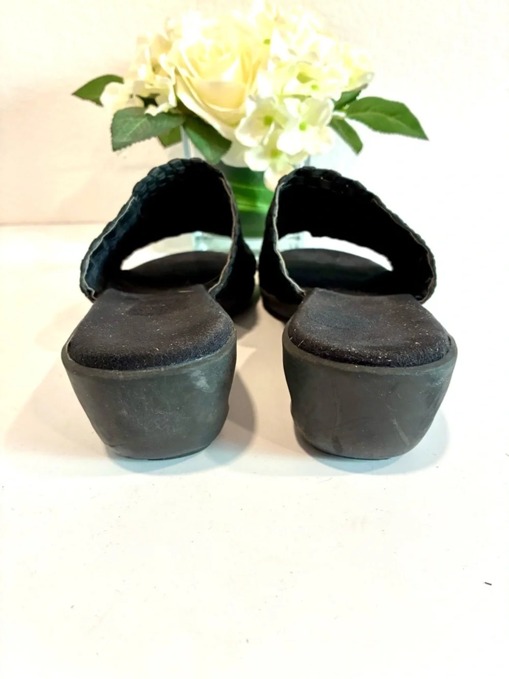 Preowned Aerosoles sandals size 8.5 black